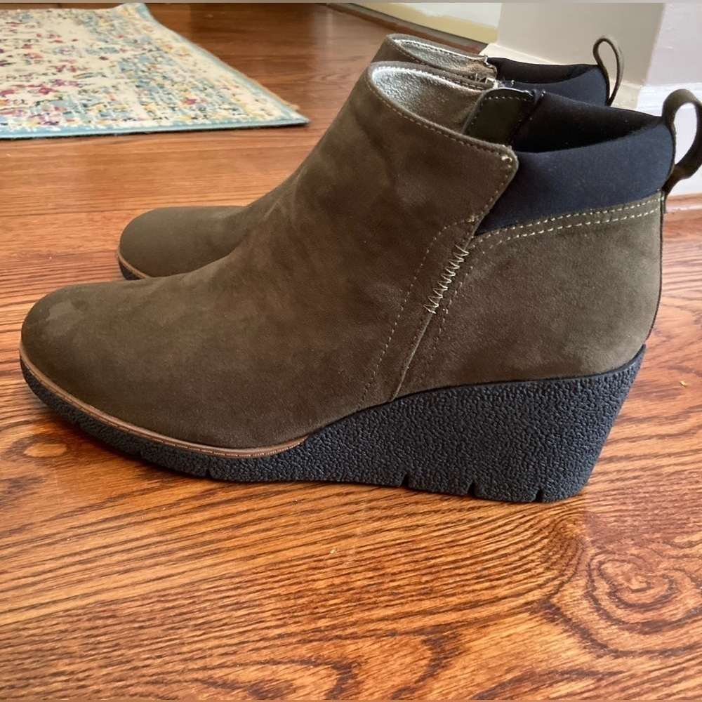 Dr Scholls Berklie Booties Women 11 olive Faux Suede Ankle Boots Wedge Shoes